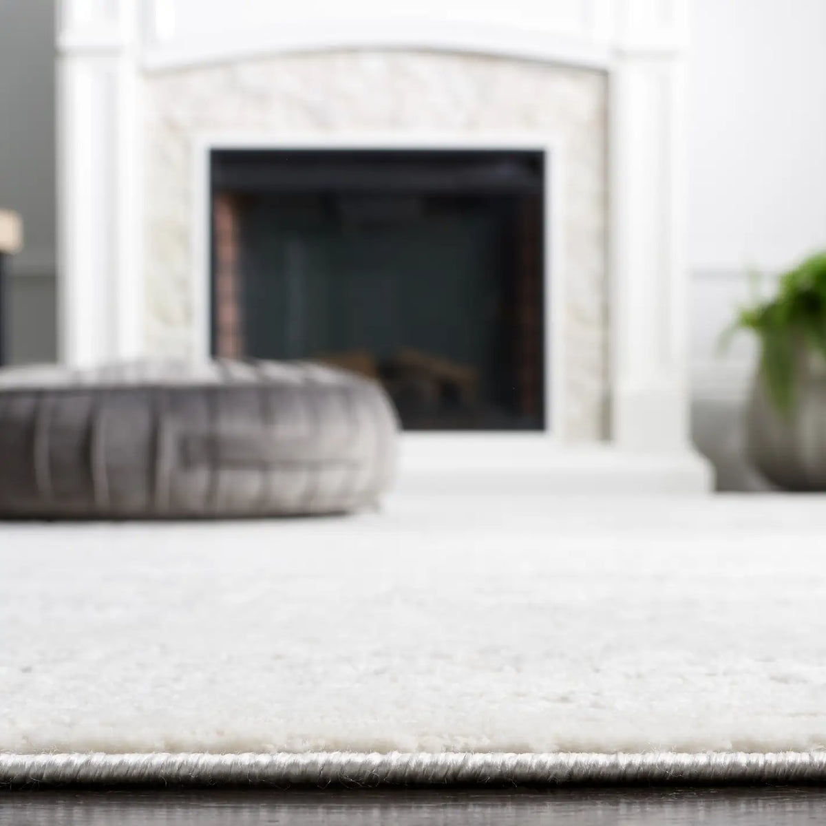 Safavieh Hanna 4'-0" x 6'-0" Rug in Ivory / Light Grey