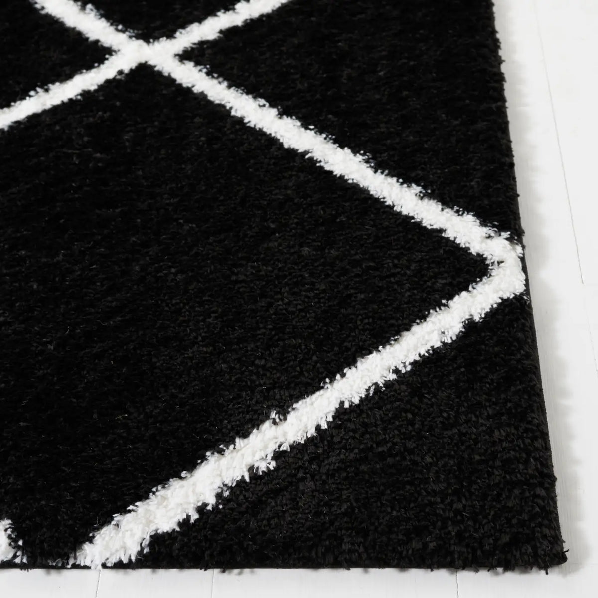 Safavieh Tahoe Shag 4'-0" x 6'-0" Rug in Black / White
