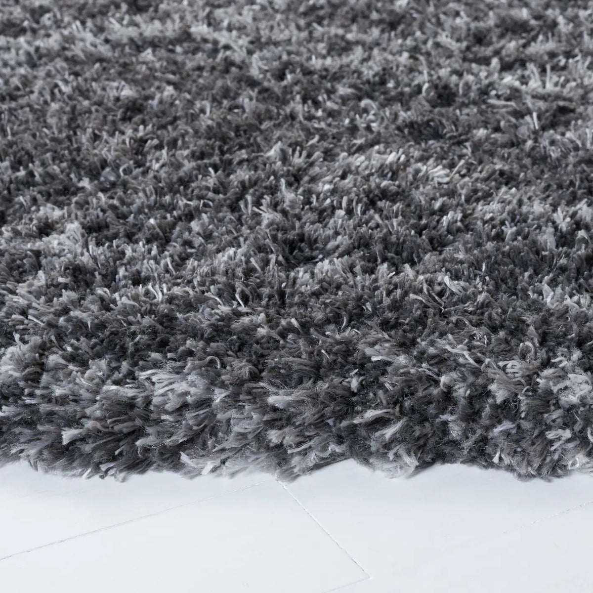 Safavieh Iceland Shag 6'-7" x 6'-7" Rug in Dark Grey / Ivory