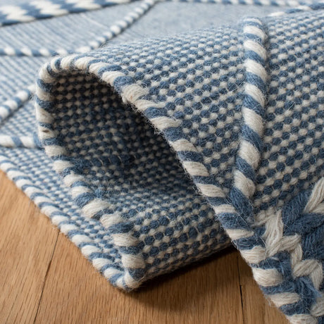 Safavieh Casablanca 4'-0" x 6'-0" Rug in Blue / Ivory