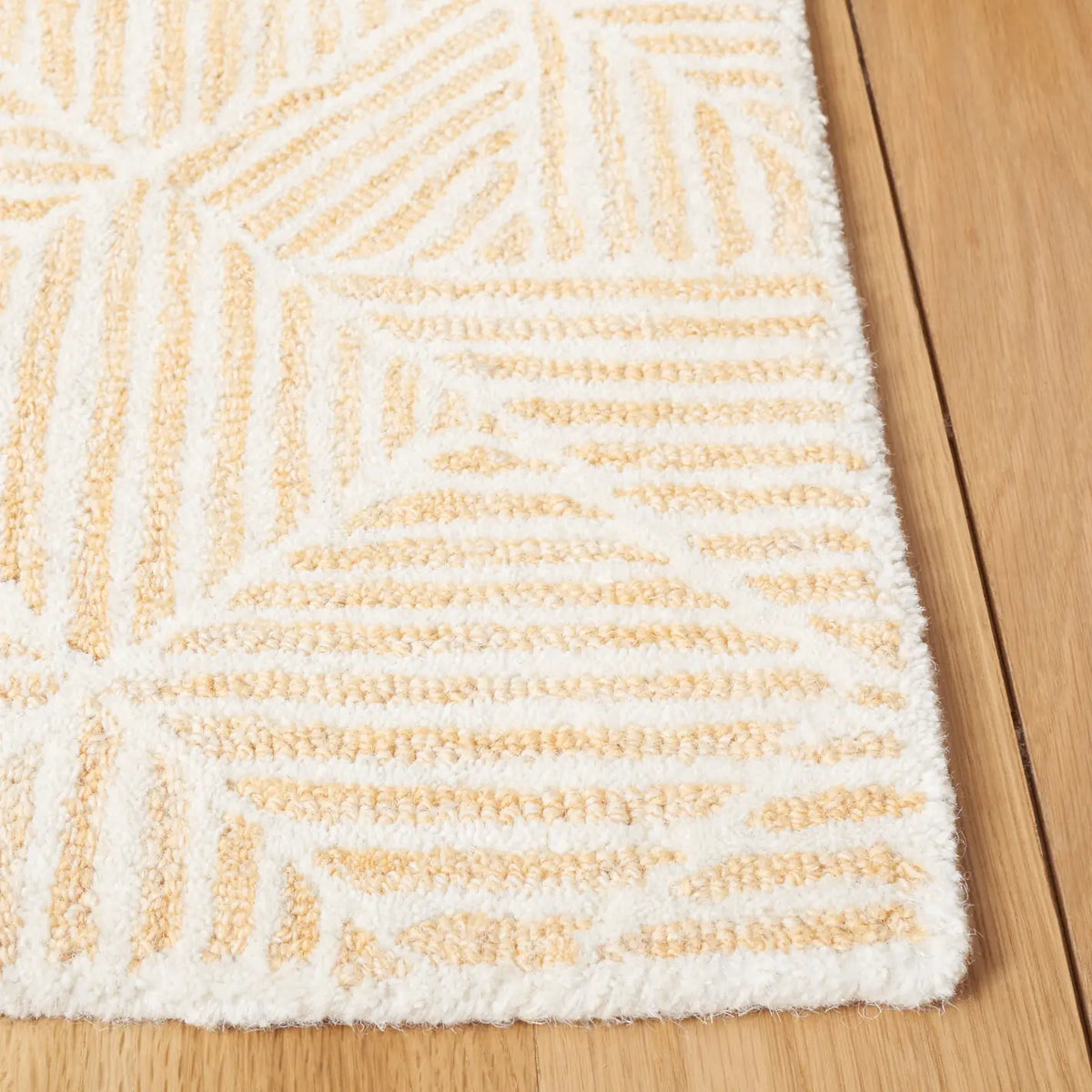 Safavieh Abstract 4'-0" x 6'-0" Rug in Gold / Ivory
