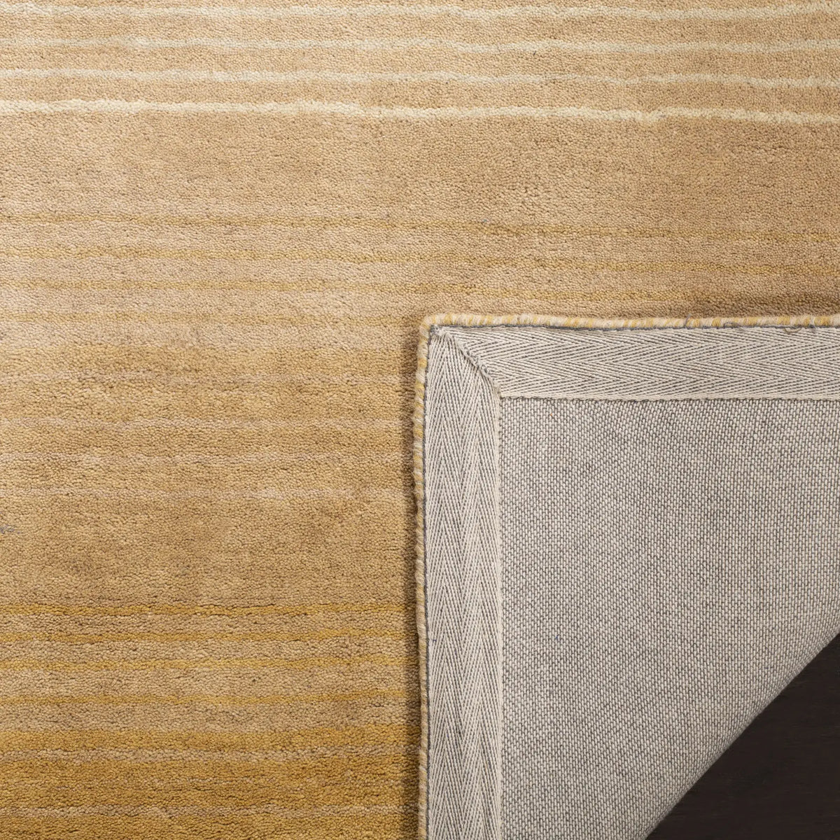 Safavieh Martha Stewart 4'-0" x 6'-0" Rug in Gold / Multi