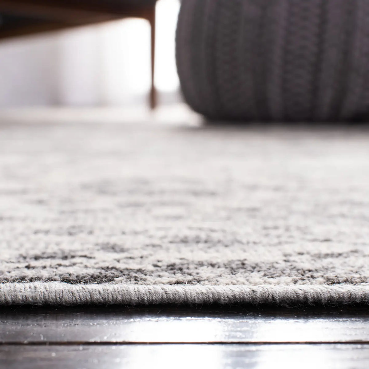 Safavieh Atlas 4'-0" x 6'-0" Rug in Charcoal / Grey
