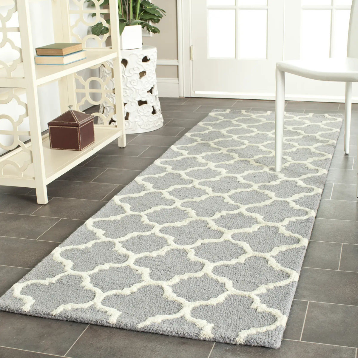 Safavieh Cambridge 2'-6" x 10'-0" Rug in Silver / Ivory
