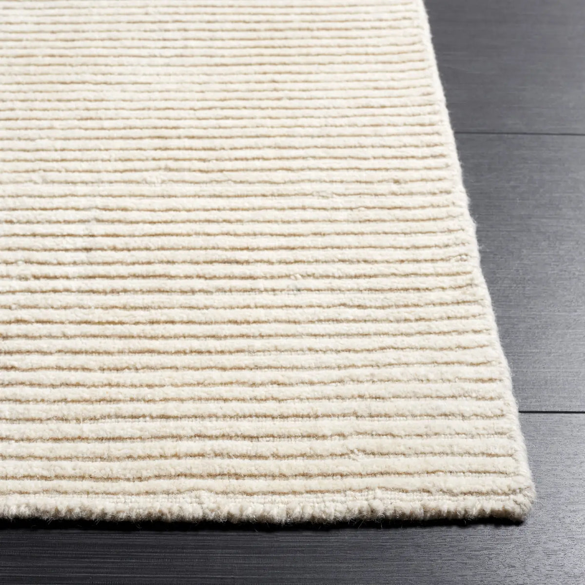Safavieh Himalaya 4'-0" x 6'-0" Rug in Ivory