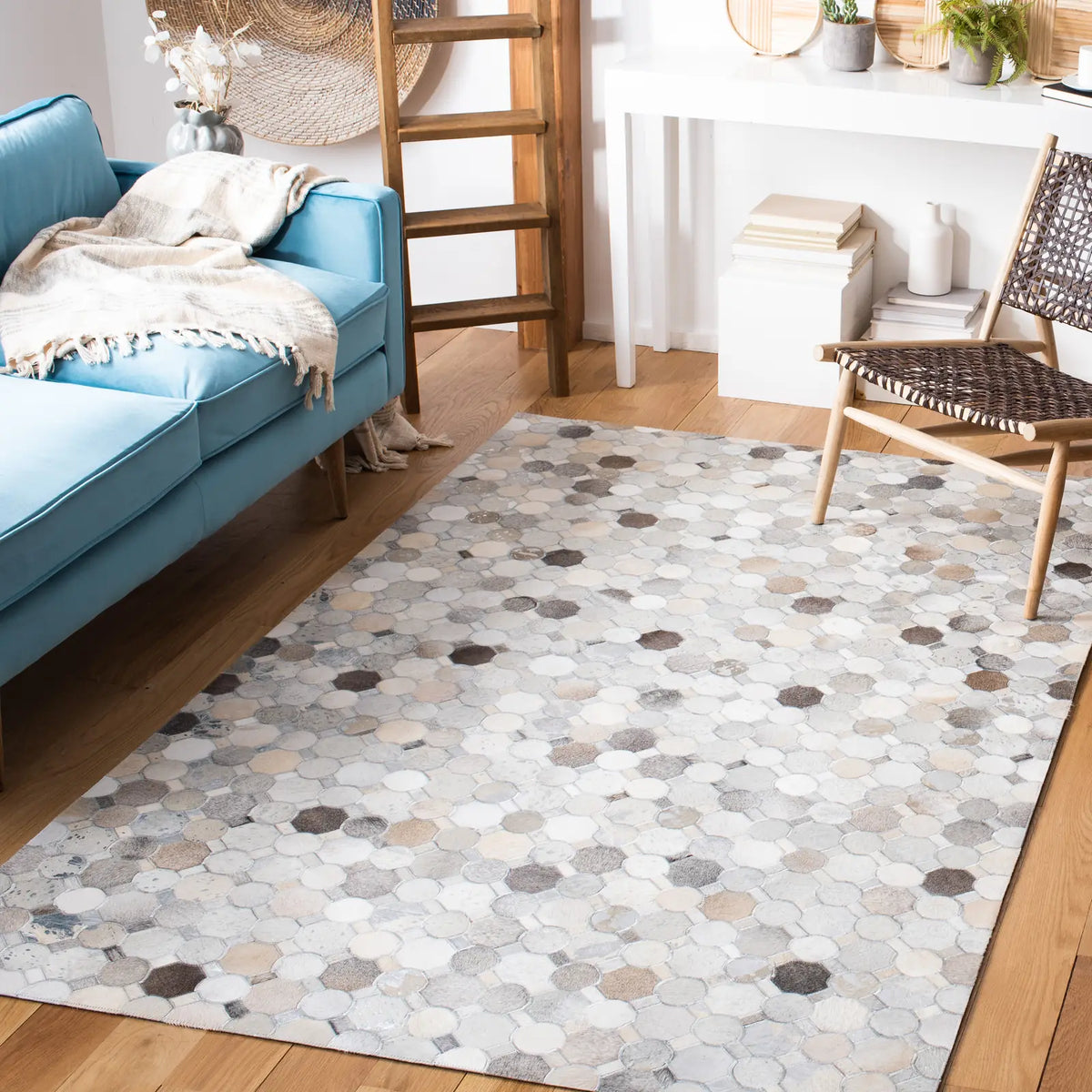 Safavieh Studio Leather 4'-0" x 6'-0" Rug in Ivory / Grey
