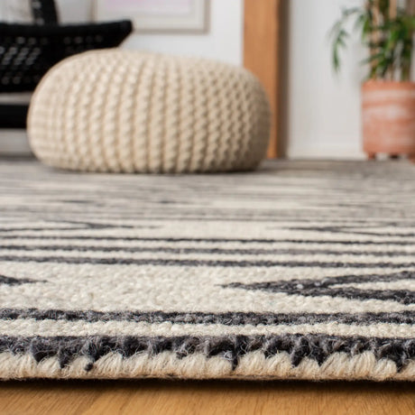 Safavieh Micro-Loop 5'-0" x 8'-0" Rug in Ivory / Charcoal