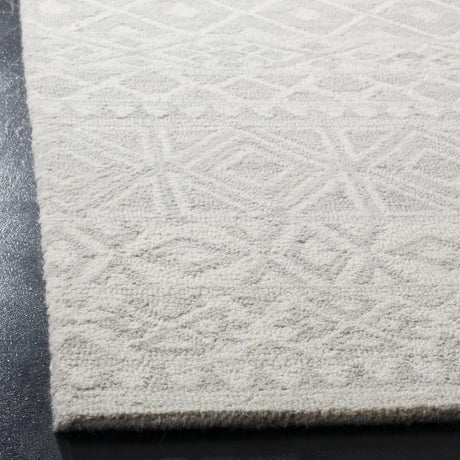 Safavieh Blossom 4'-0" x 6'-0" Rug in Silver / Ivory
