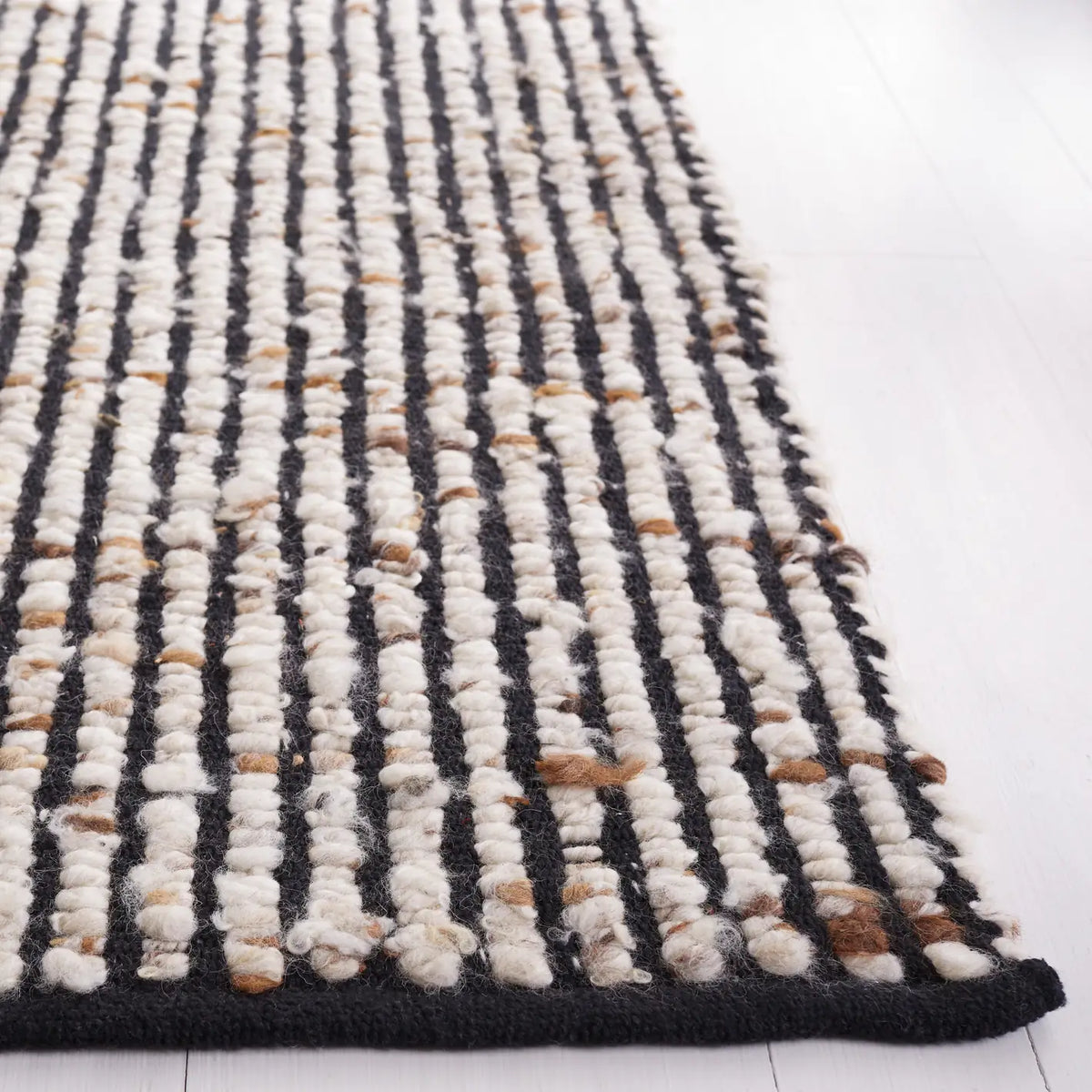 Safavieh Natura 4'-0" x 6'-0" Rug in Black / Ivory