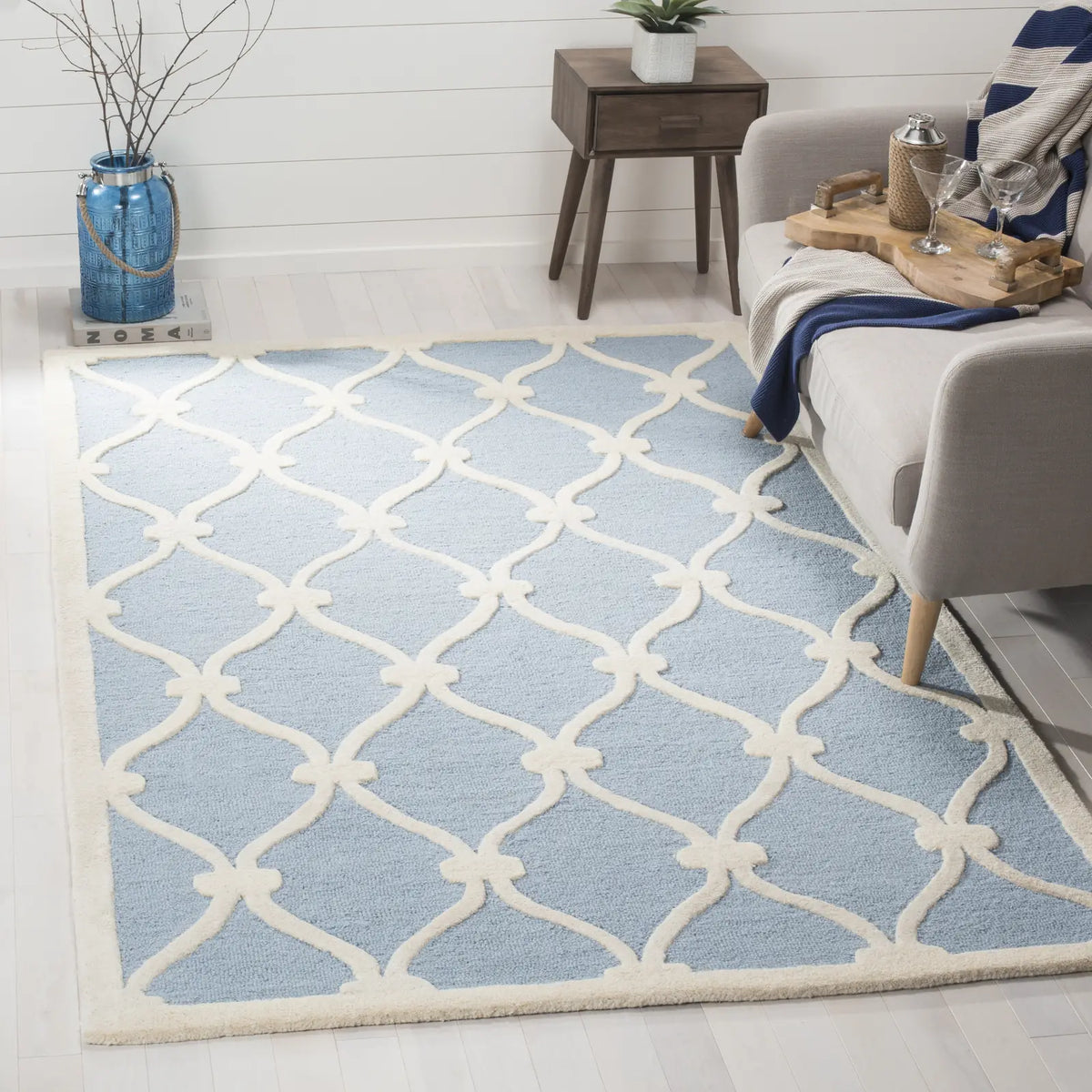 Safavieh Cambridge 5'-0" x 8'-0" Rug in Blue / Ivory