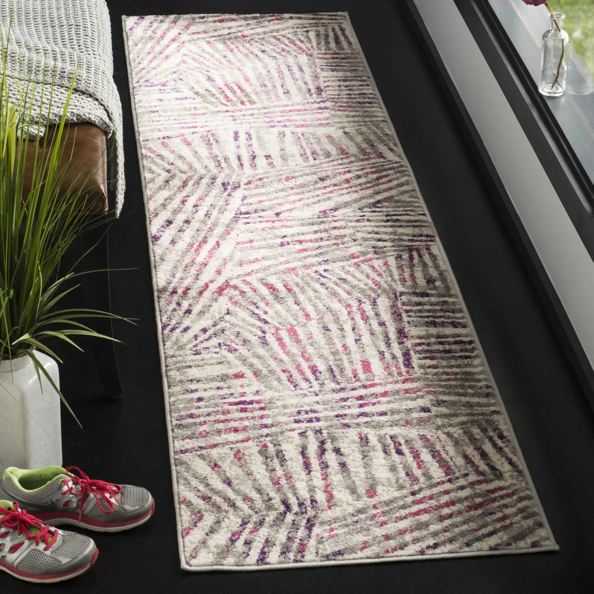 Safavieh Skyler 2'-0" x 8'-0" Rug in Grey / Pink