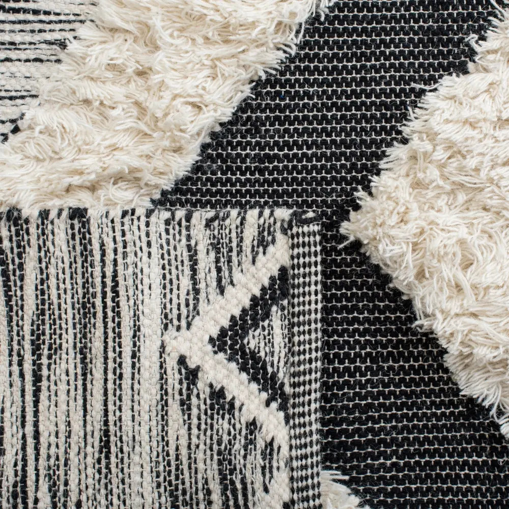 Safavieh Kenya 6'-0" x 9'-0" Rug in Ivory / Black