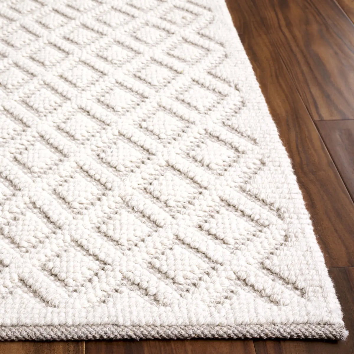 Safavieh Vermont 4'-0" x 6'-0" Rug in Ivory