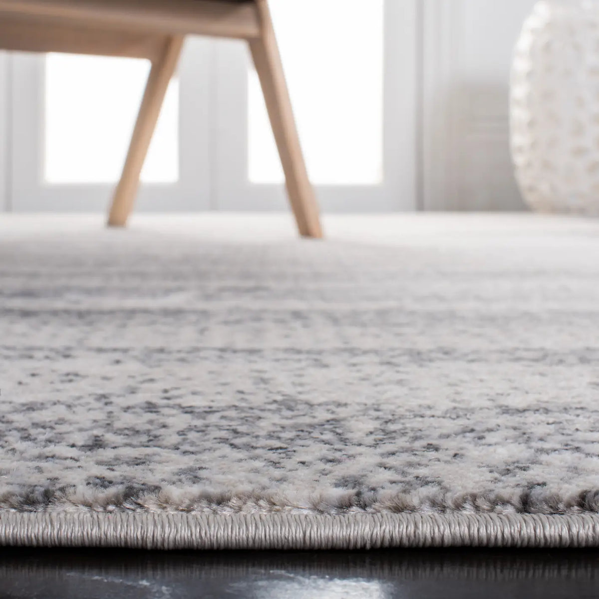 Safavieh Carnegie 4'-0" x 6'-0" Rug in Ivory / Grey
