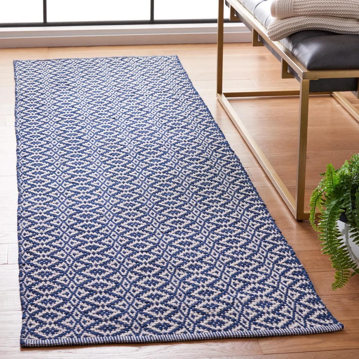 Safavieh Montauk 2'-3" x 8'-0" Rug in Ivory / Navy