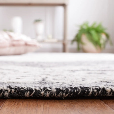 Safavieh Precious 4'-0" x 6'-0" Rug in Black / Ivory