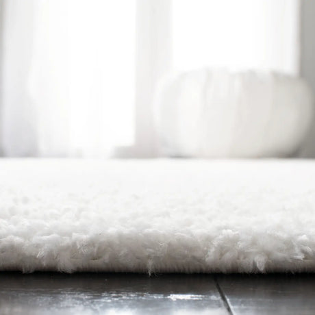 Safavieh August Shag 900 4'-0" x 6'-0" Rug in White