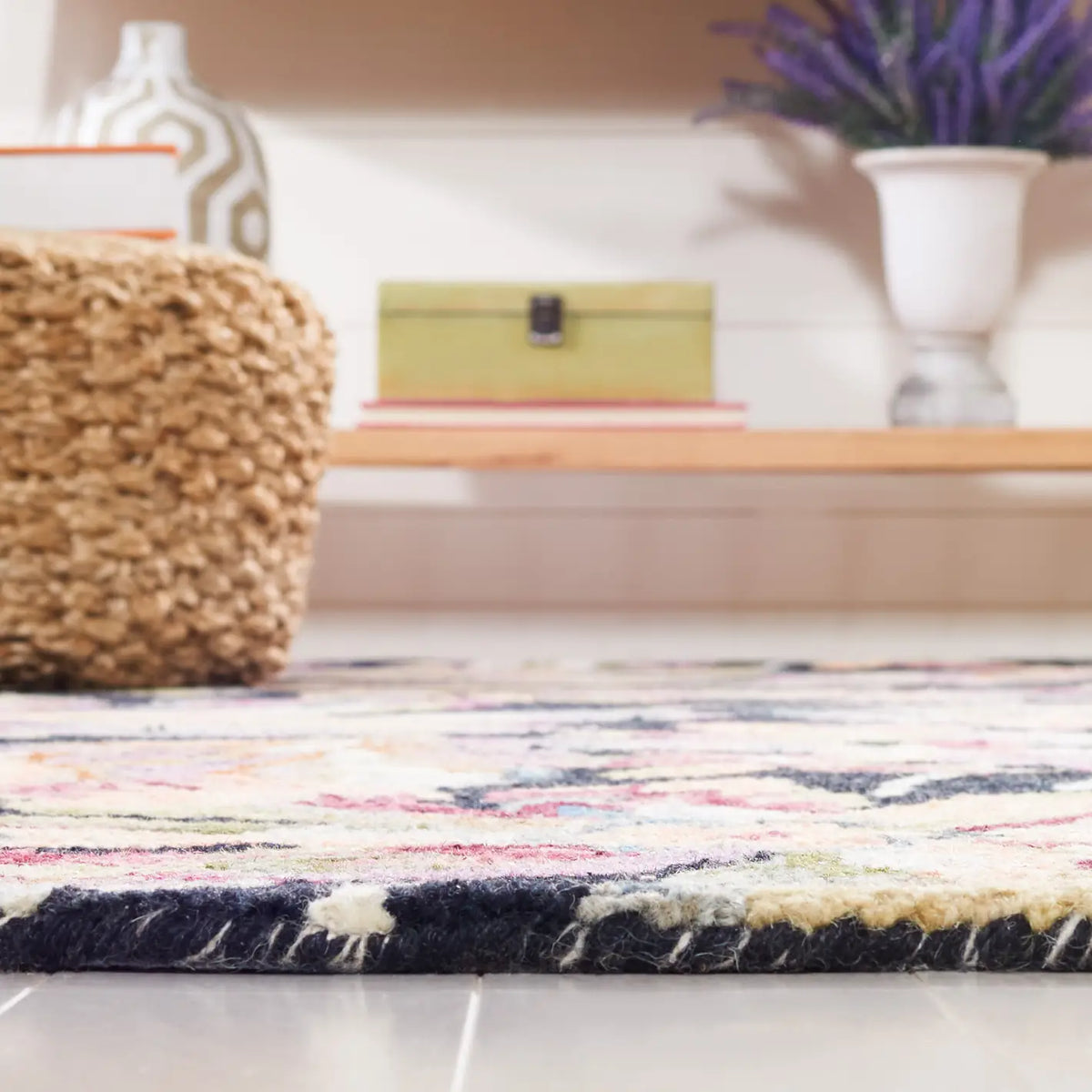 Safavieh Blossom 4'-0" x 6'-0" Rug in Black / Plum