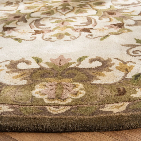 Safavieh Heritage 6'-0" x 6'-0" Rug in Beige / Green