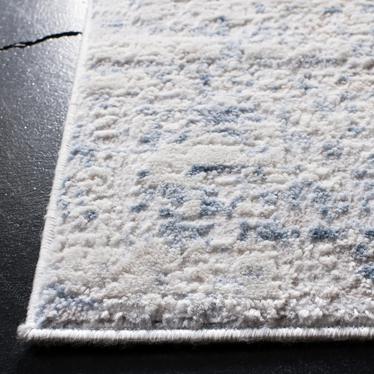 Safavieh Amelia 700 4'-0" x 6'-0" Rug in Ivory / Blue