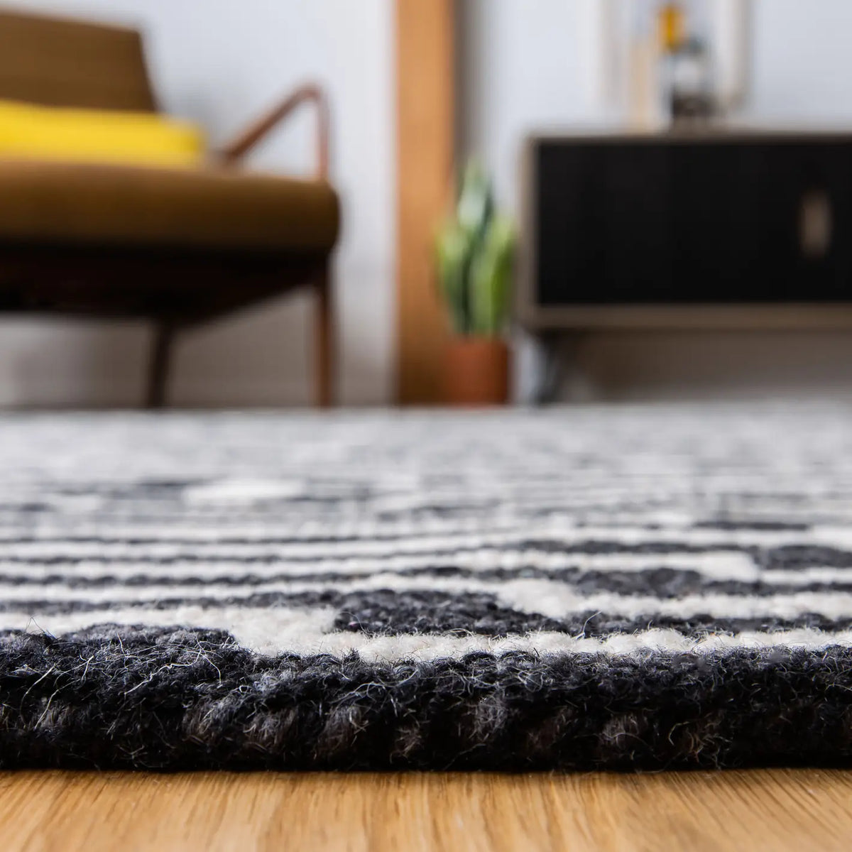 Safavieh Micro-Loop 5'-0" x 8'-0" Rug in Charcoal / Ivory