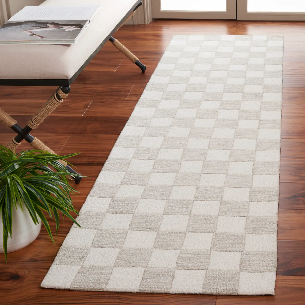 Safavieh Martha Stewart 2'-3" x 8'-0" Rug in Beige / Ivory