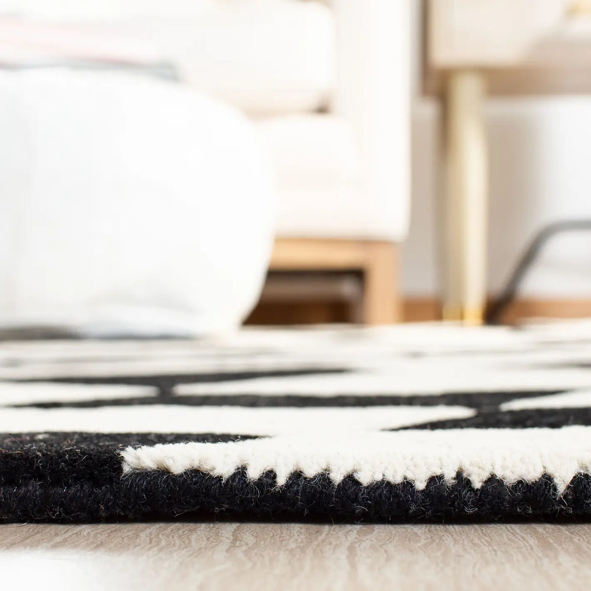 Safavieh Soho 5'-0" x 8'-0" Rug in Black / Ivory