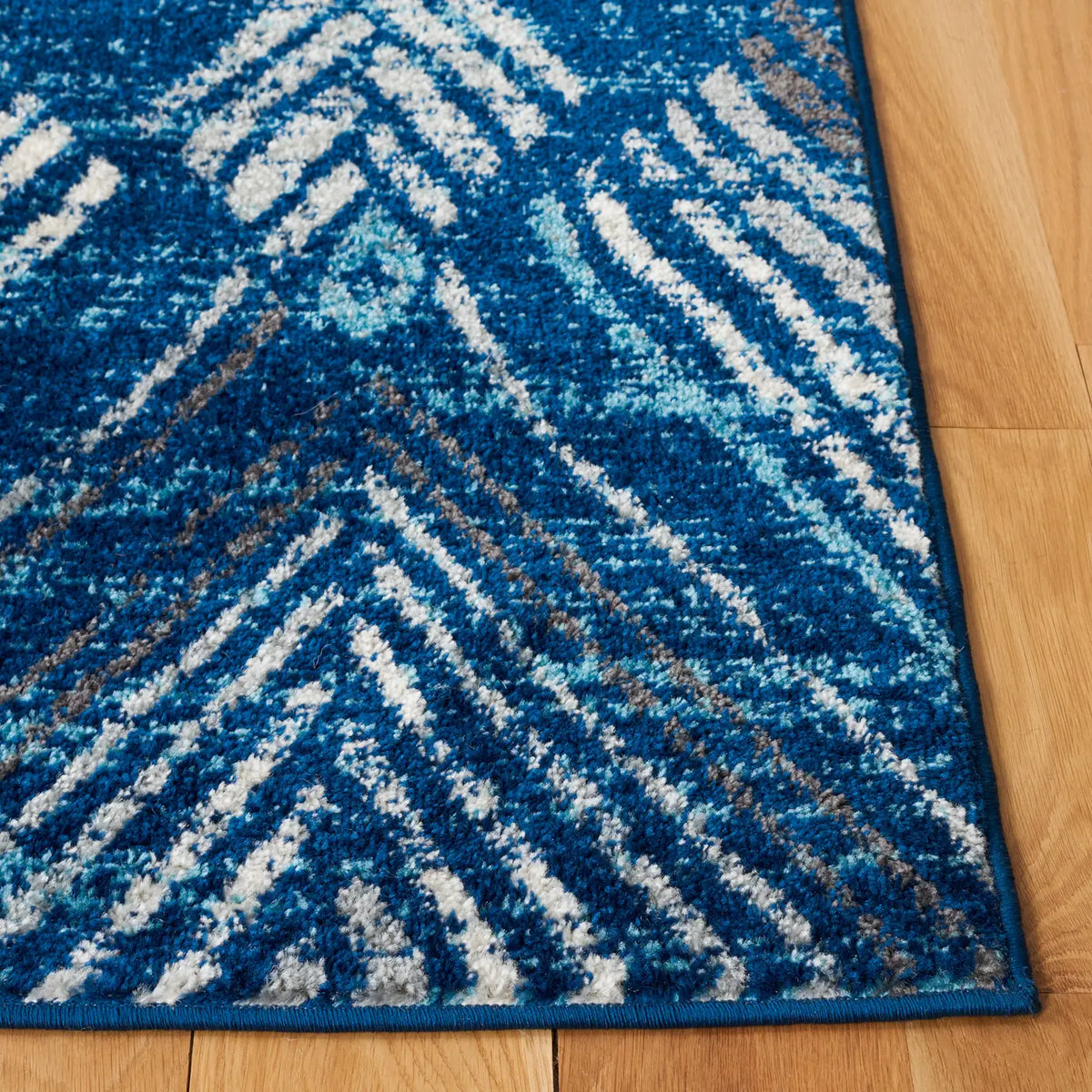 Safavieh Amsterdam 4'-0" x 6'-0" Rug in Navy / Aqua
