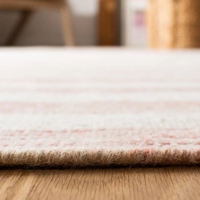 Safavieh Dhurries 4'-0" x 6'-0" Rug in Rust / Ivory