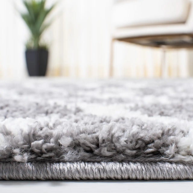 Safavieh Berber Shag 4'-5" x 6'-5" Rug in Light Grey / Cream