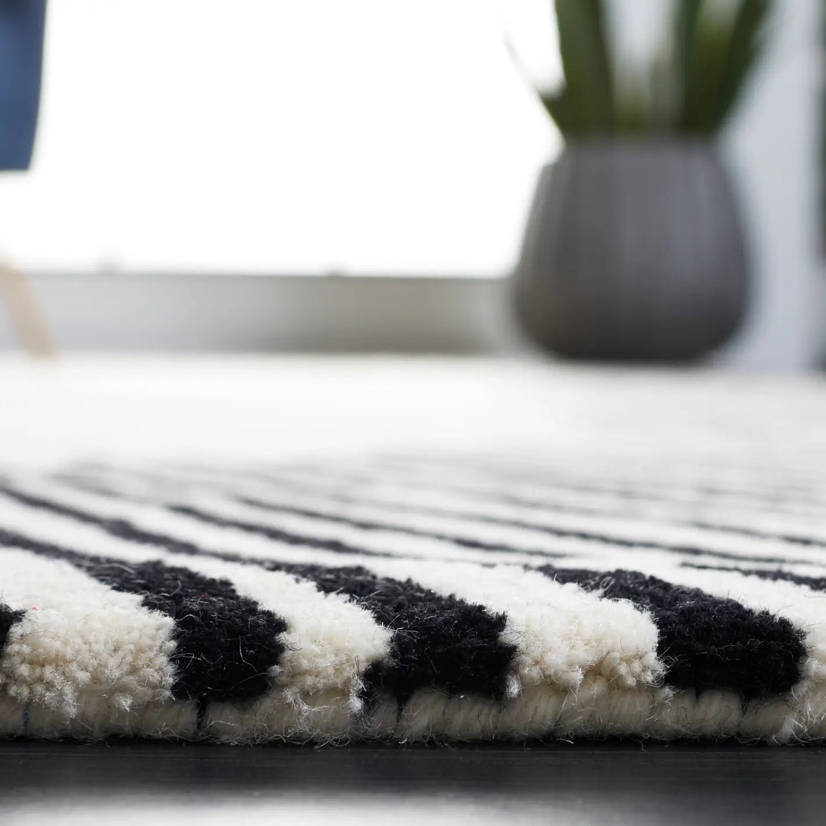 Safavieh Fifth Avenue 4'-0" x 6'-0" Rug in Ivory / Black
