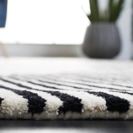 Safavieh Fifth Avenue 4'-0" x 6'-0" Rug in Ivory / Black