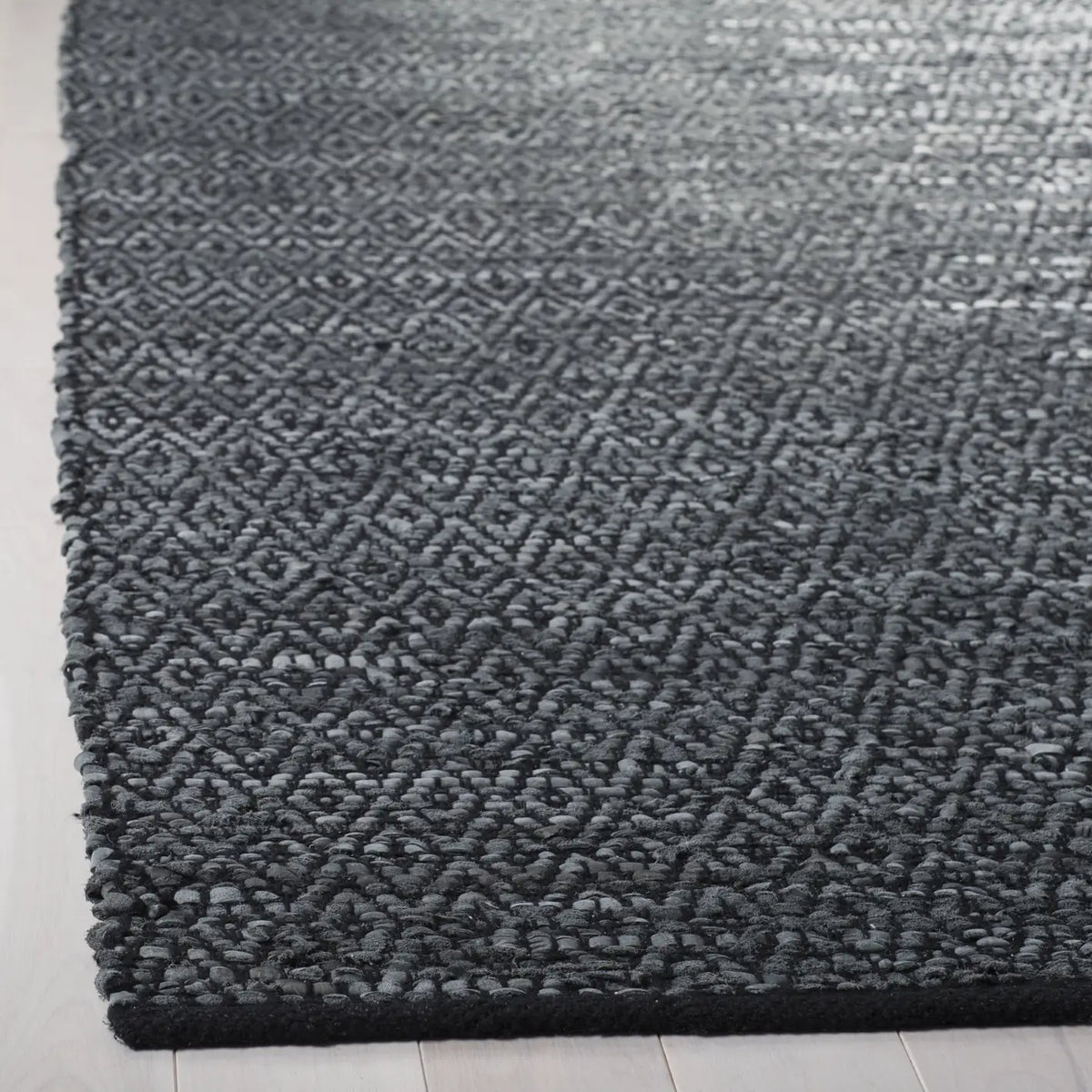 Safavieh Vintage Leather 4'-0" x 6'-0" Rug in Light Grey / Charcoal