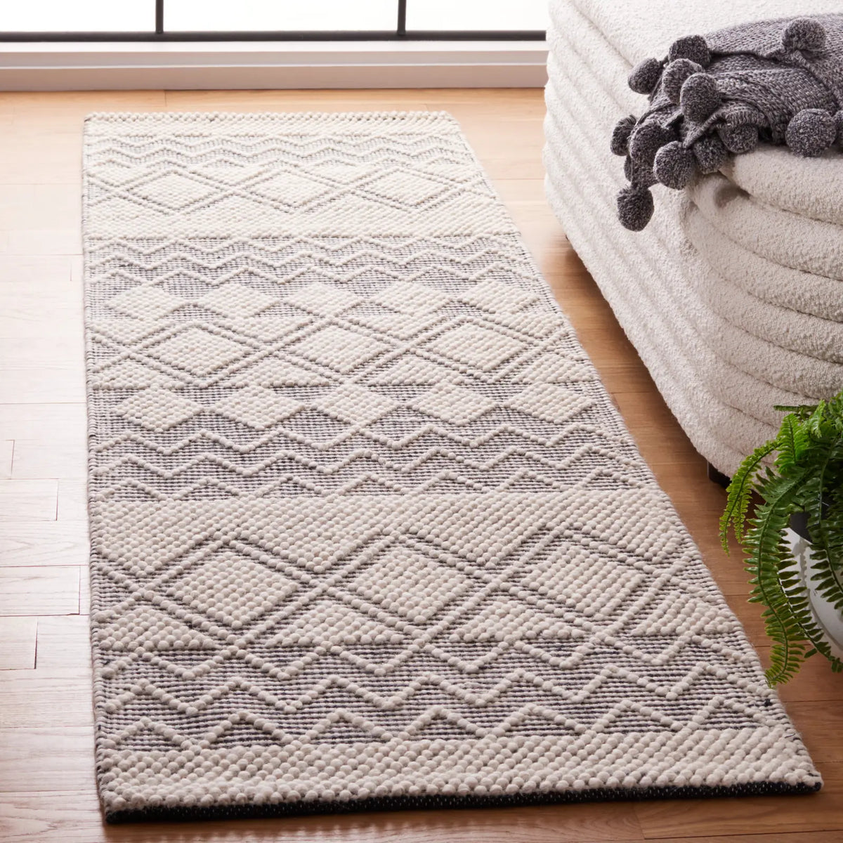 Safavieh Natura 2'-3" x 8'-0" Rug in Black / Ivory