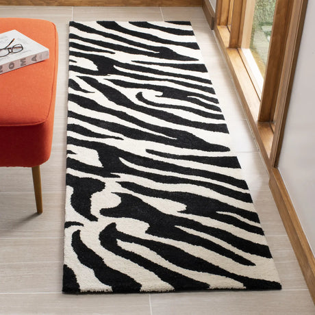 Safavieh Soho 2'-6" x 10'-0" Rug in White / Black