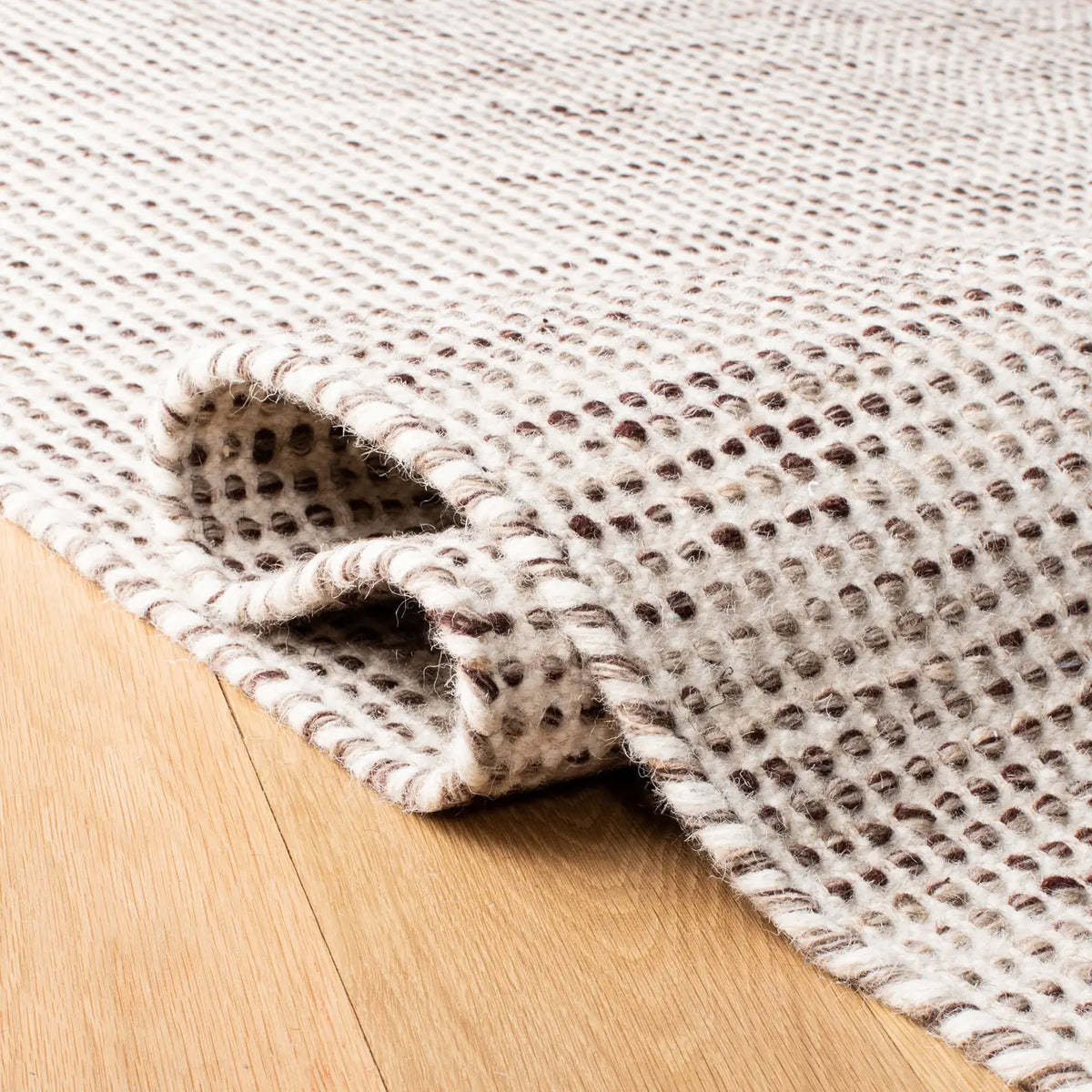 Safavieh Vermont 4'-0" x 6'-0" Rug in Brown / Ivory