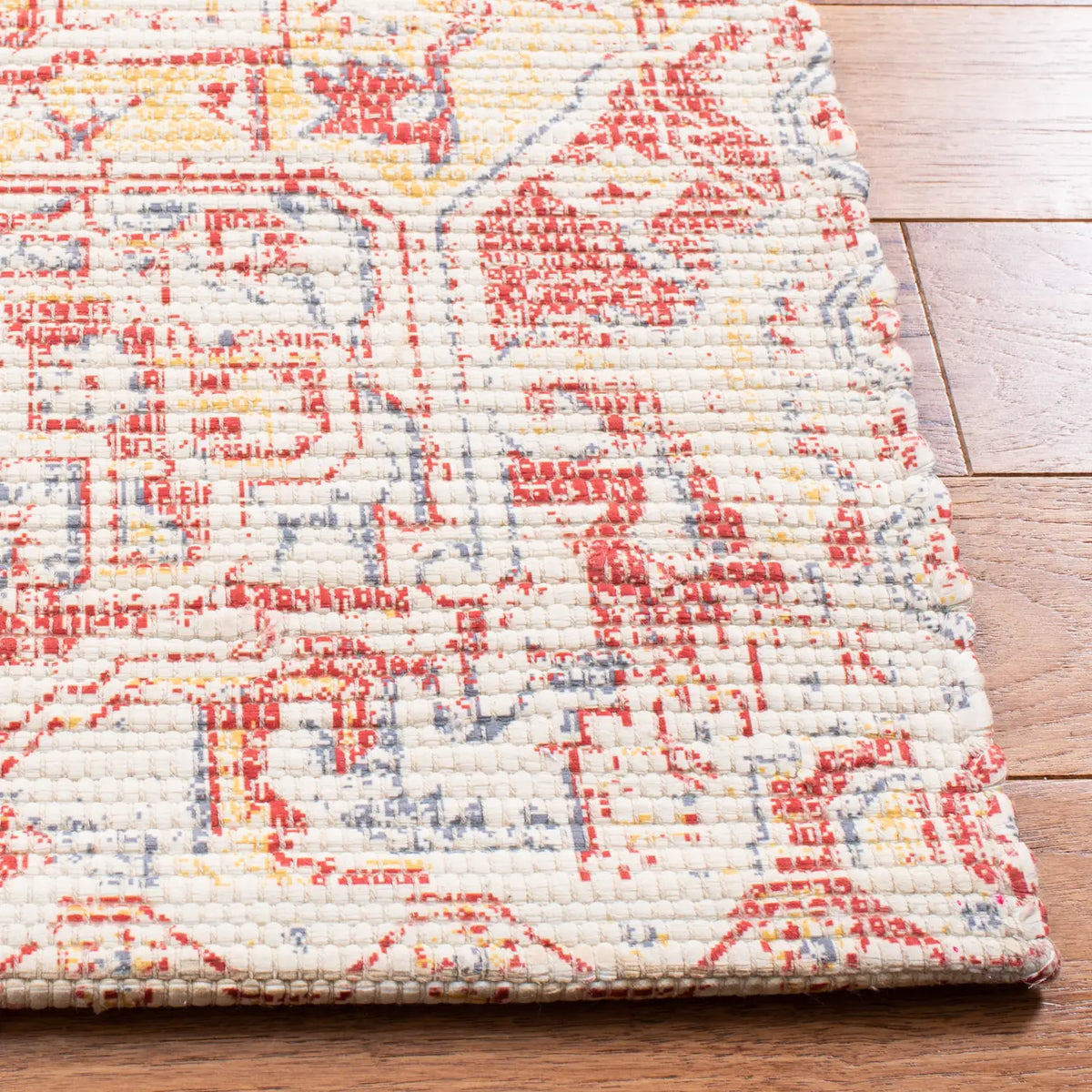 Safavieh Saffron 4'-0" x 6'-0" Rug in Red / Creme