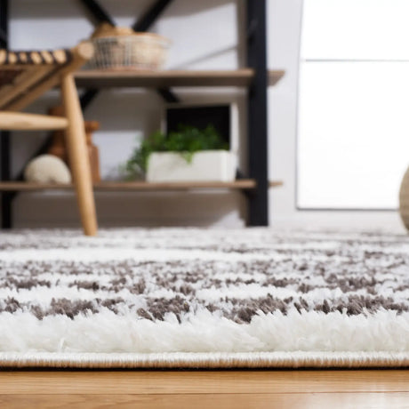 Safavieh Berber Shag 4'-5" x 6'-5" Rug in Ivory / Dark Grey