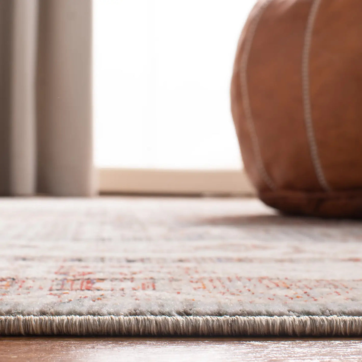 Safavieh Herat 300 4'-0" x 6'-0" Rug in Grey / Cream