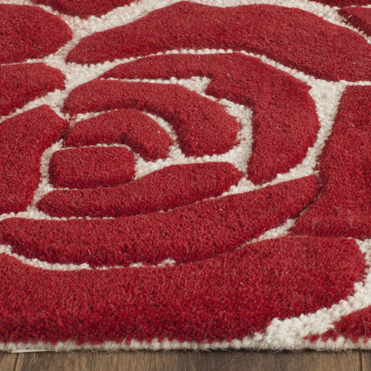 Safavieh Cambridge 2'-6" x 8'-0" Rug in Ivory / Red