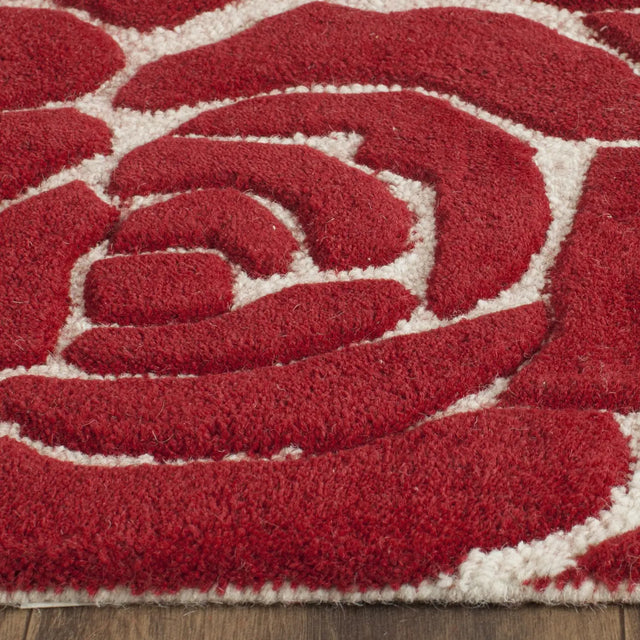 Safavieh Cambridge 2'-6" x 8'-0" Rug in Ivory / Red