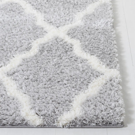 Safavieh Tahoe Shag 4'-0" x 6'-0" Rug in Light Grey / White