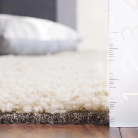 Safavieh Casablanca 4'-0" x 6'-0" Rug in Natural / Beige