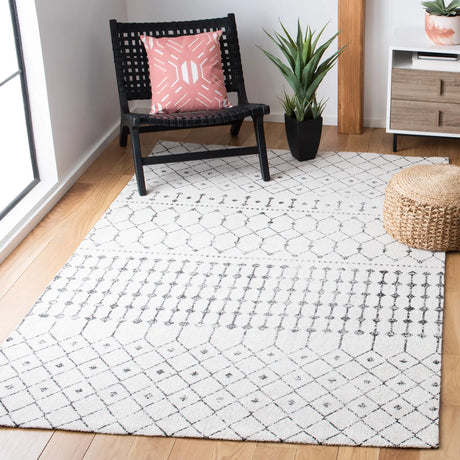 Safavieh Classic Vintage 4'-0" x 6'-0" Rug in Beige / Black