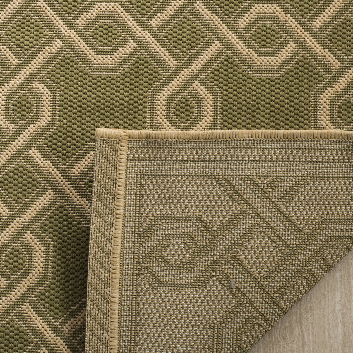 Safavieh Martha Stewart 4'-0" x 5'-7" Rug in Green / Creme