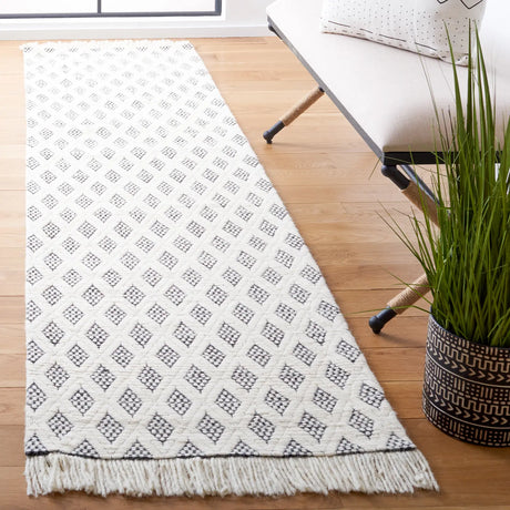 Safavieh Natura 2'-3" x 9'-0" Rug in Ivory / Black