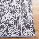 Safavieh Montauk 5'-0" x 8'-0" Rug in Black / Ivory