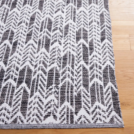 Safavieh Montauk 5'-0" x 8'-0" Rug in Black / Ivory