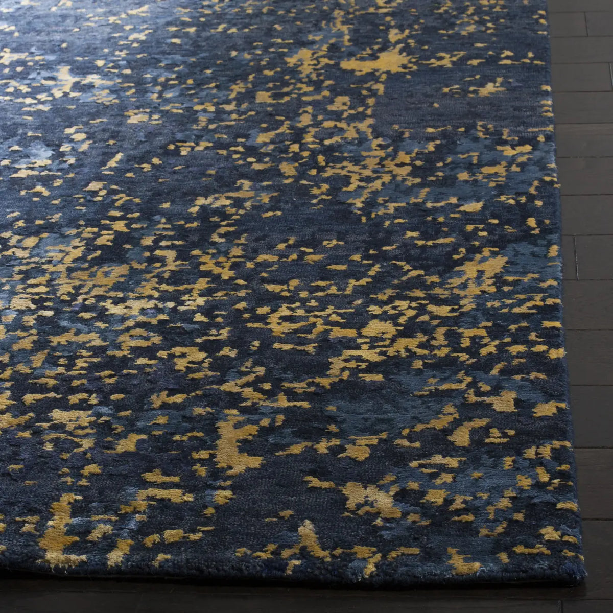 Safavieh Tiffany 6'-0" x 9'-0" Rug in Navy / Gold