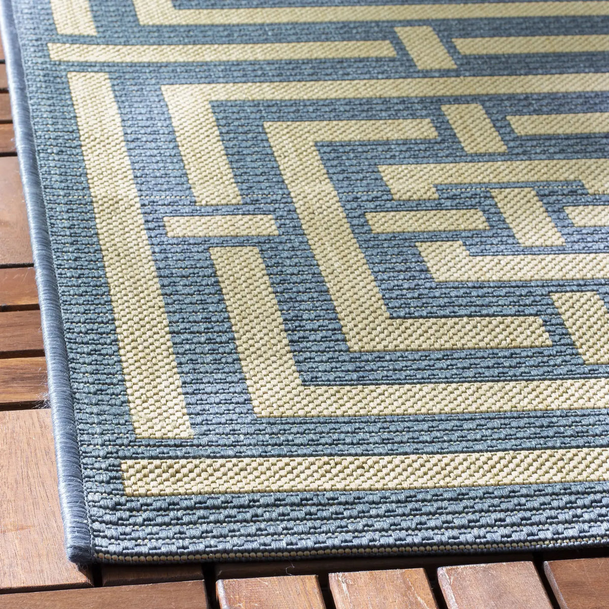 Safavieh Courtyard 5'-3" x 7'-7" Rug in Blue / Bone